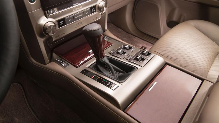 Детали интерьера Lexus GX460 2013 года  (фото 23 из 37)